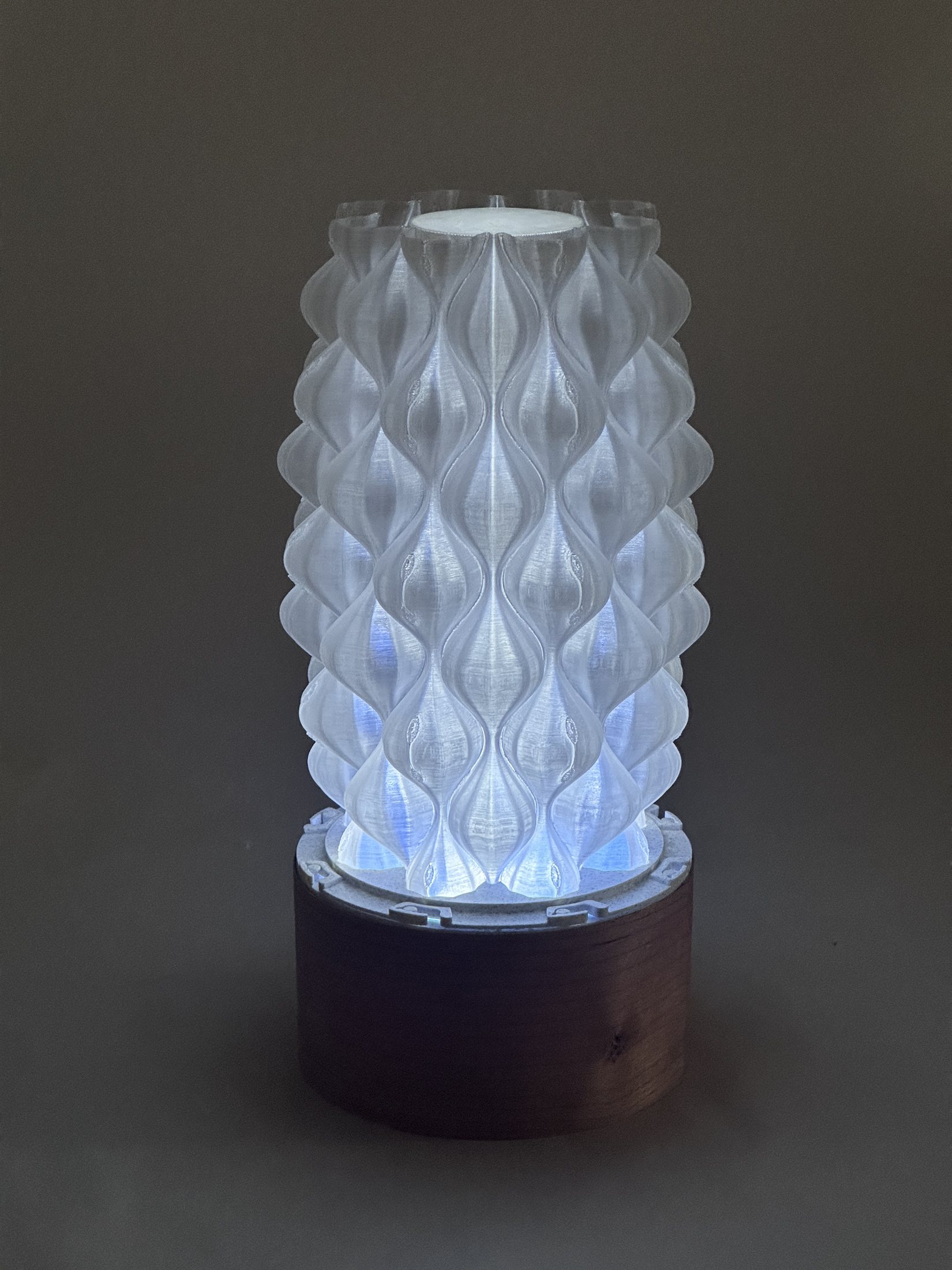 Neuraé Lueur Lamp illuminated with a cool blue-white light