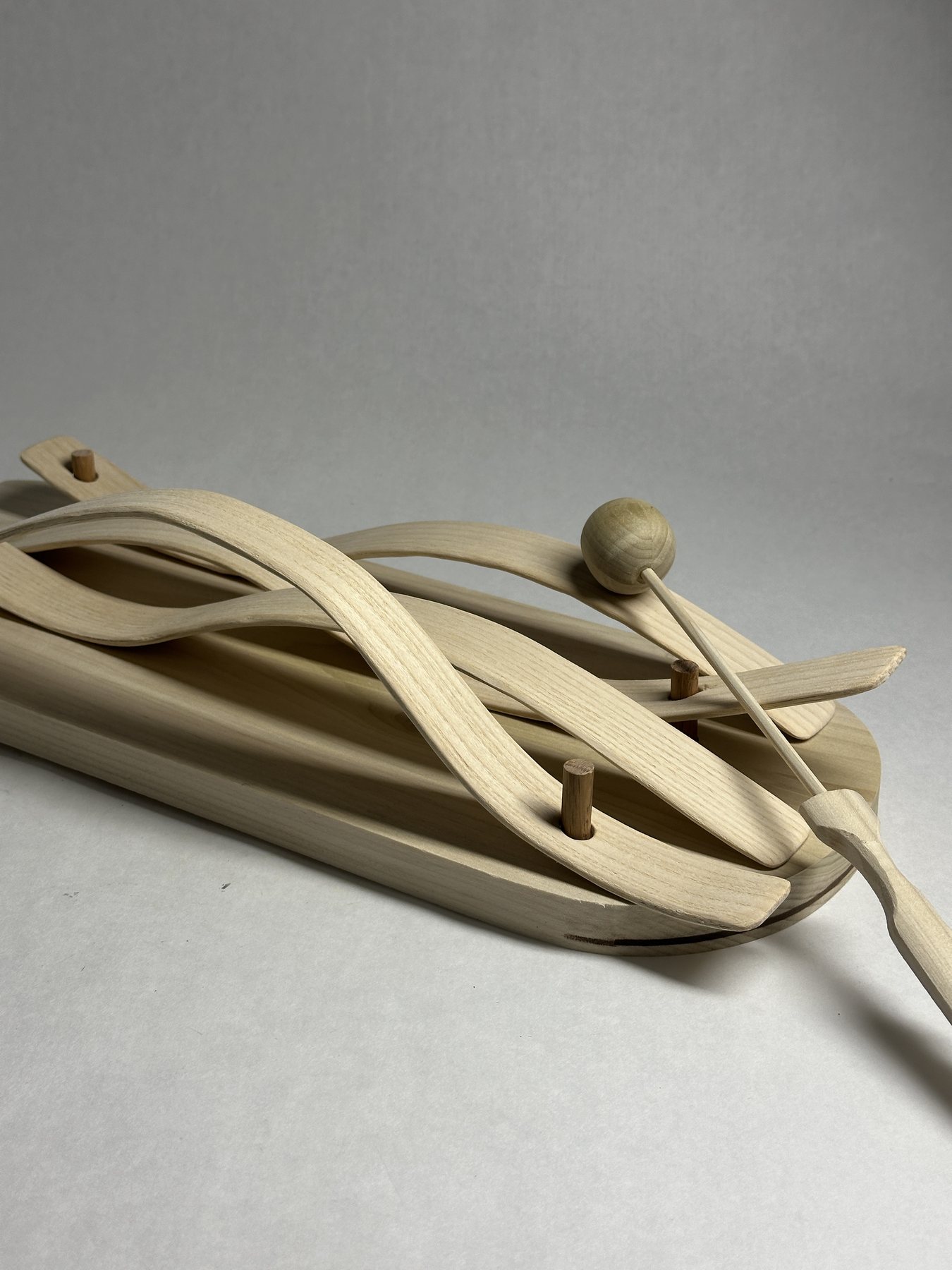 Ergonomic wooden mallet integrated into the xylophone tray